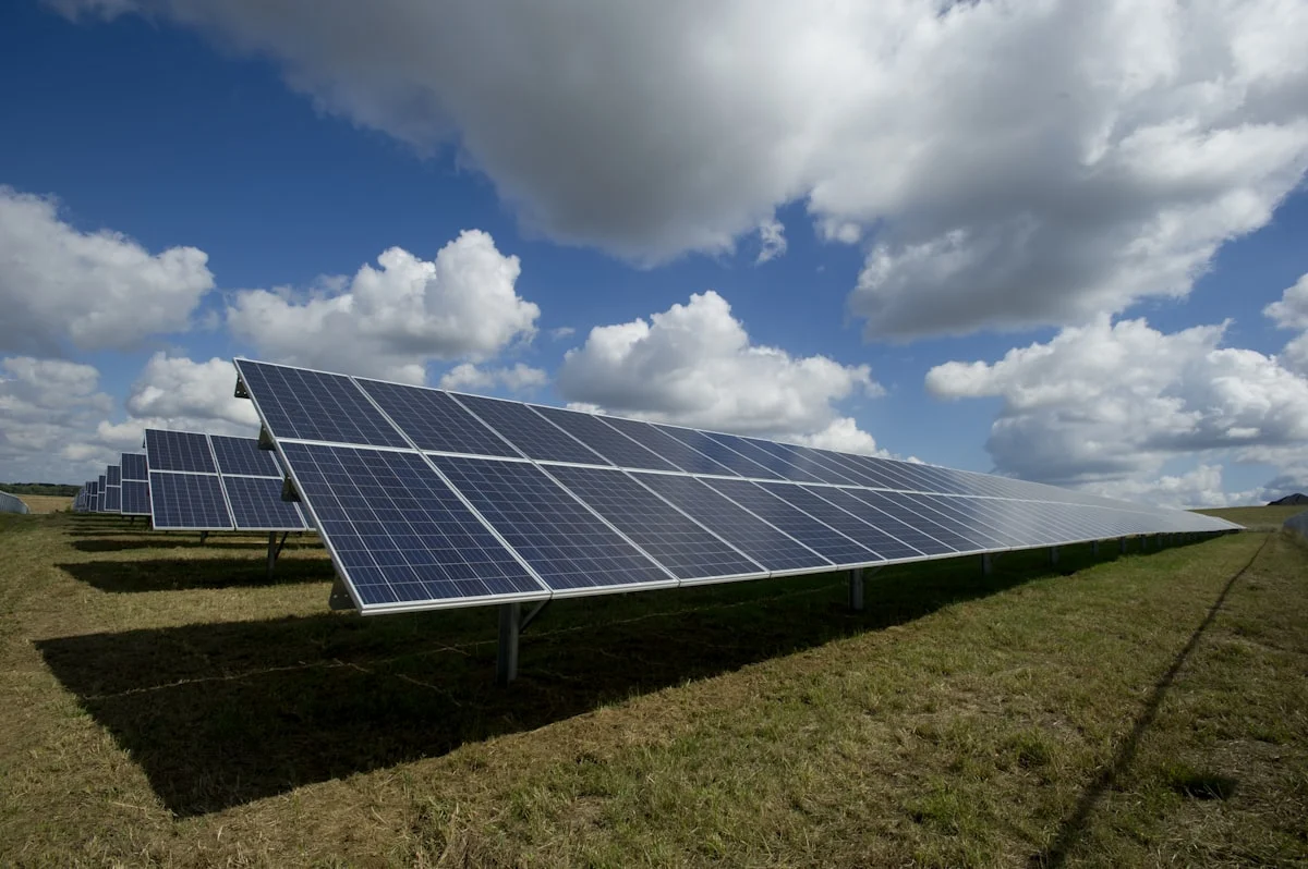 Brezza a Costo Zero: I 10 Migliori Ventilatori con Pannello Solare del 2026 &ndash; Portatili, per Serra e Auto a Confronto