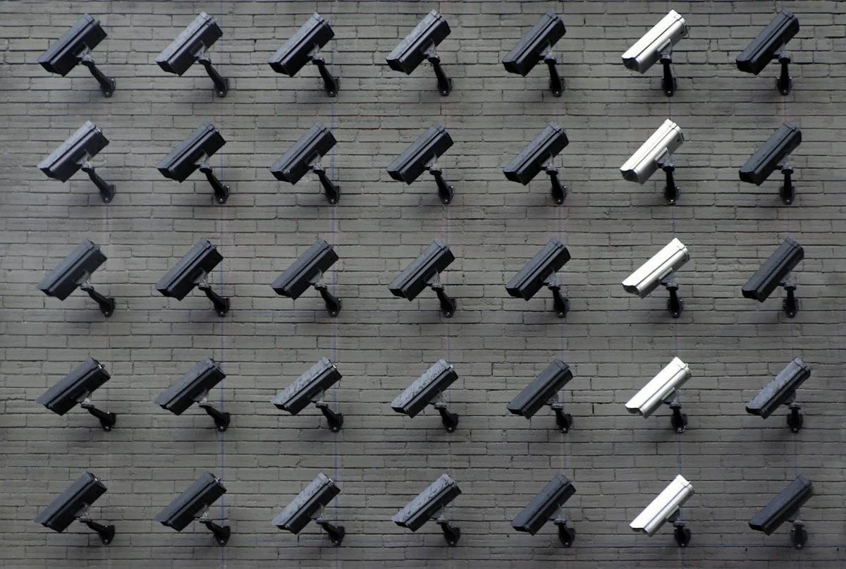 Migliori telecamere di sorveglianza WiFi 2026 videocamere sicurezza CCTV su muro esterno